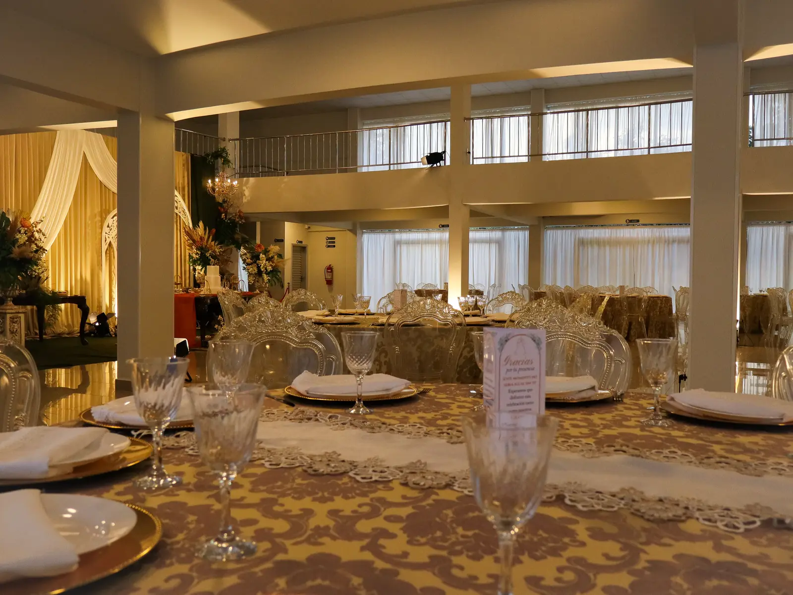 Cena de gala con mesas preparadas